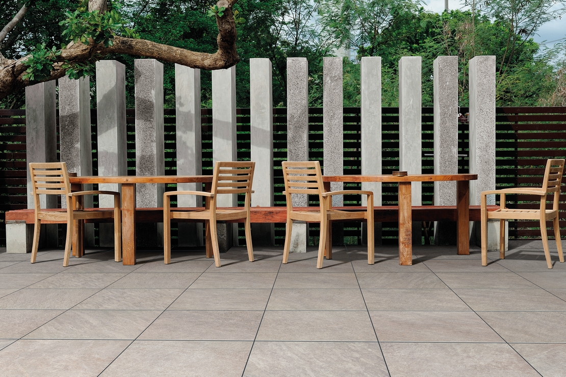 Terrasse moderne avec sol imitation pierre beige. - Inspirations Iperceramica