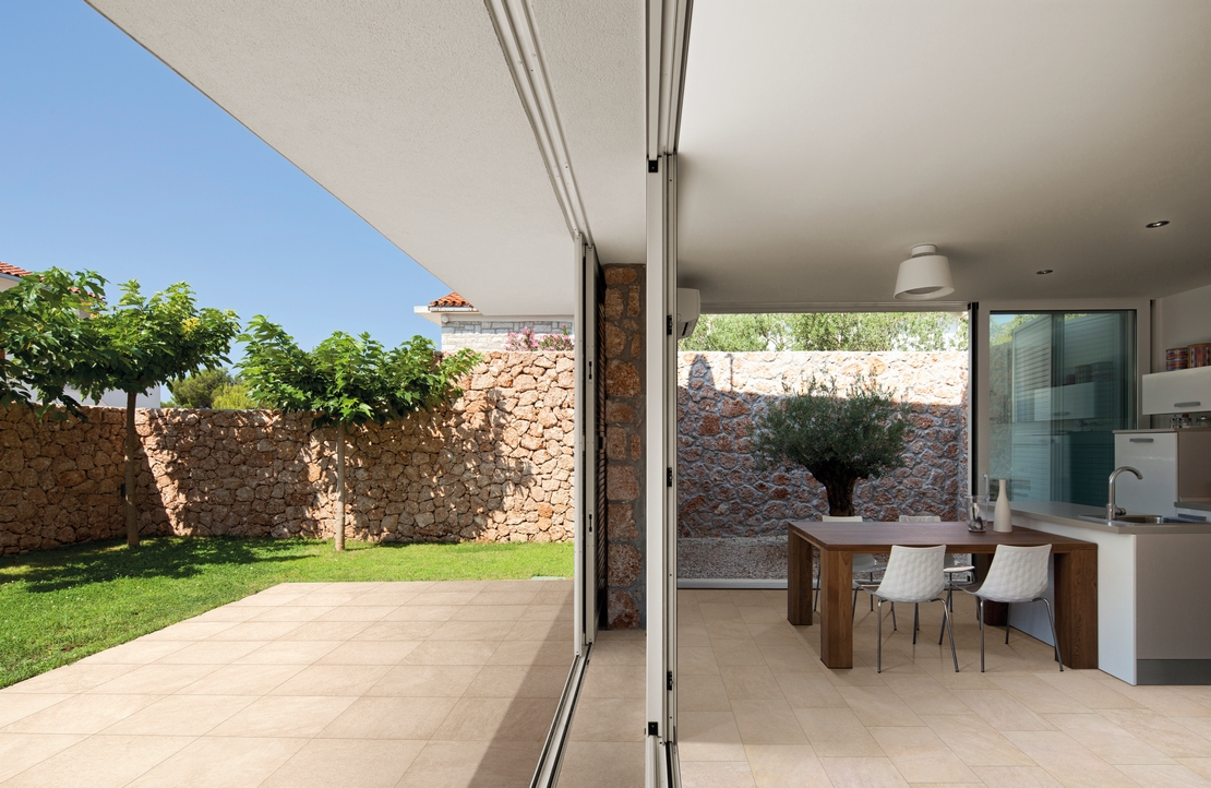 Modern patio with gray stone-effect flooring