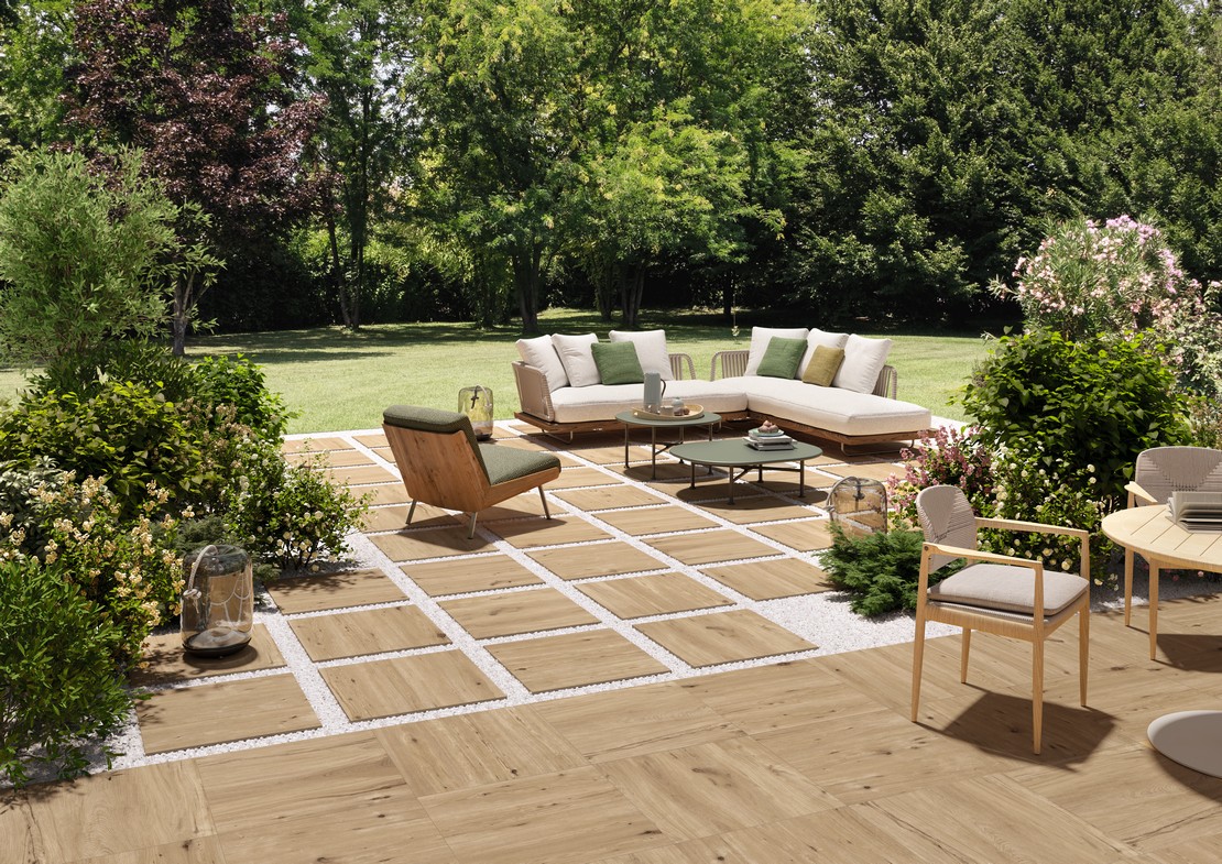 Esterno moderno con giardino e patio effetto legno. - Ambienti Iperceramica