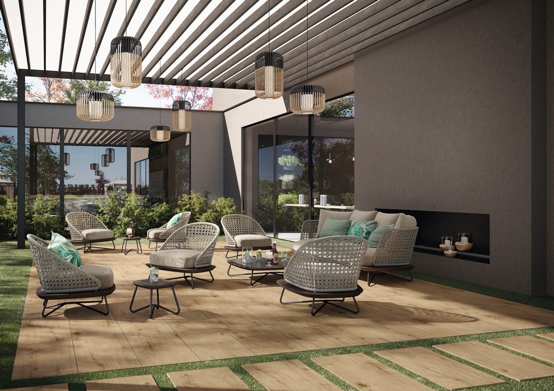 Terrasse de bar-restaurant moderne avec sol en grès cérame imitation bois dans des tons de beige. - Inspirations Iperceramica