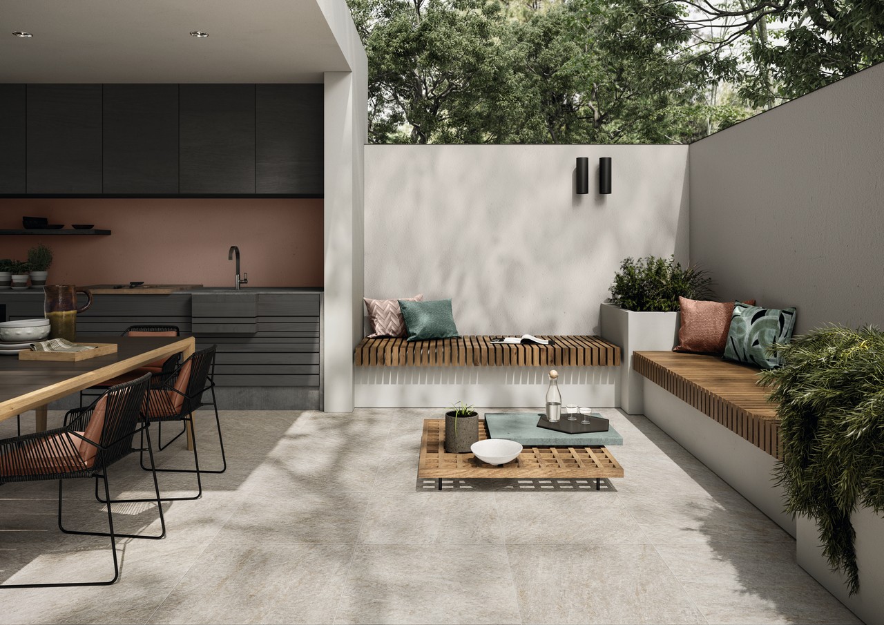 Moderne Terrasse mit Bodenfliesen in Steinoptik - Inspirationen Iperceramica