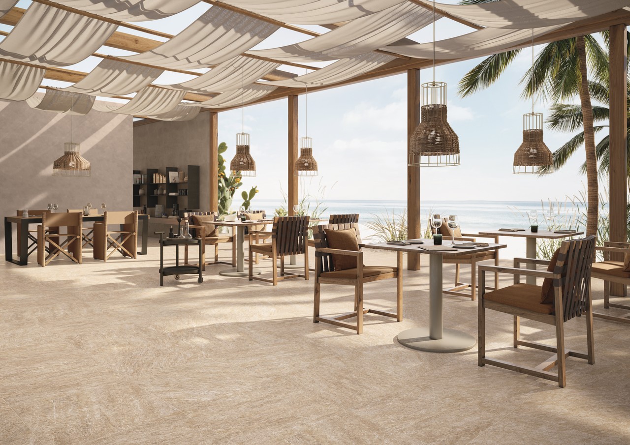 Terrasse de bar-restaurant moderne avec sol effet pierre dans des tons de beige. - Inspirations Iperceramica