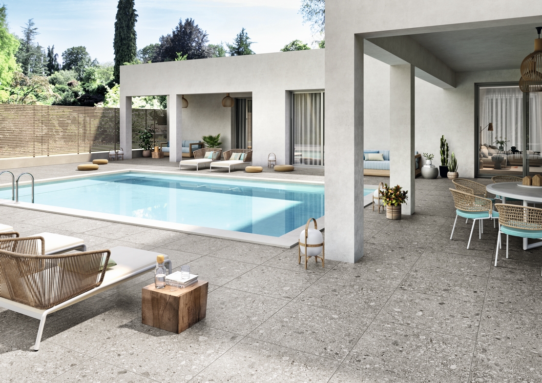 Terrasse moderne avec piscine, sol effet pierre dans des tons de gris. - Inspirations Iperceramica