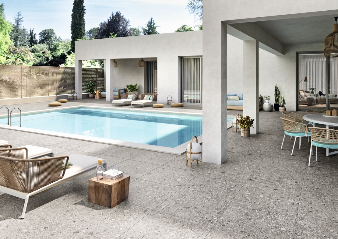 Patio moderno con piscina, pavimento effetto pietra sui toni del grigio - Ambienti Iperceramica