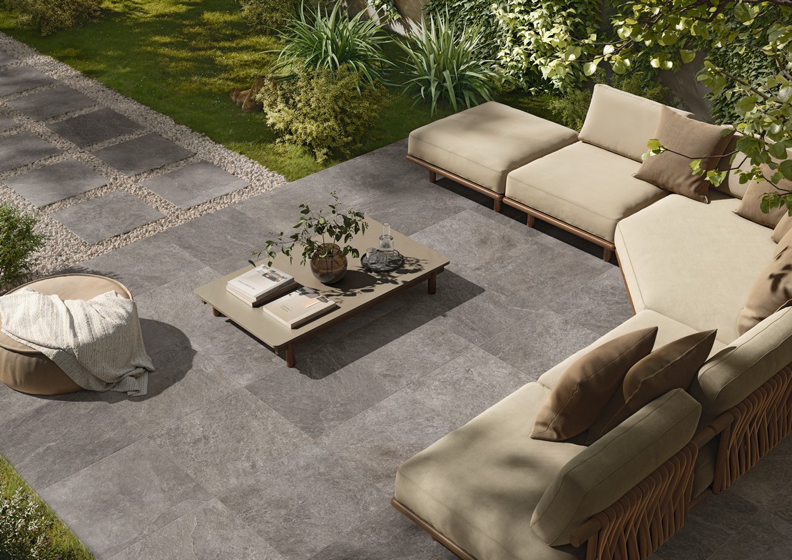 Esterno rustico con giardino e pavimento effetto pietra - Ambienti Iperceramica