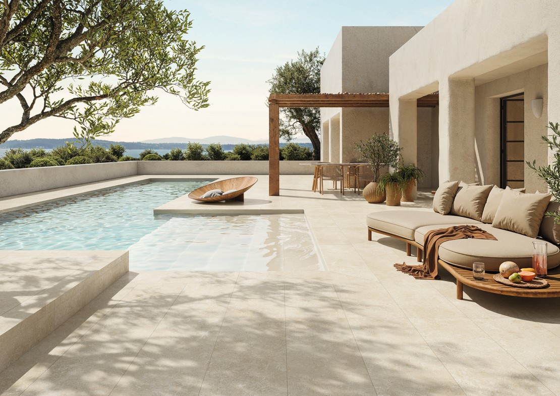 Extérieur moderne, de luxe avec piscine effet pierre - Inspirations Iperceramica