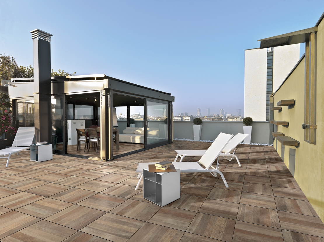 Terrasse moderne avec sol imitation bois à lames. - Inspirations Iperceramica