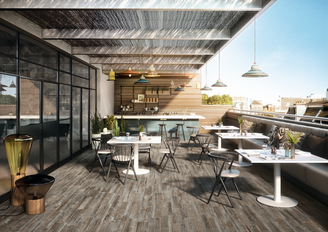 Ristorante-Bar esterno moderno, pavimento effetto legno grigio per un tocco vintage e industriale - Ambienti Iperceramica