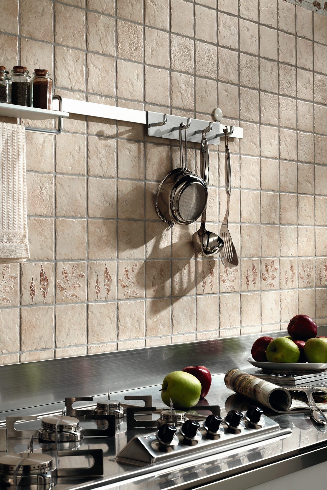 Kleine lineare Küche in Beigetönen im rustikalen Stil - Inspirationen Iperceramica