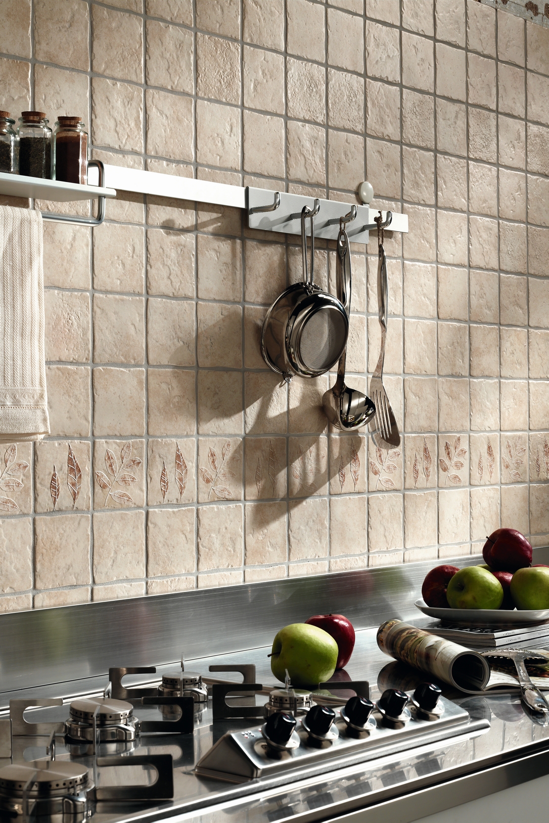 Cucina lineare piccola suoi toni del beige in stile rustico - Ambienti Iperceramica