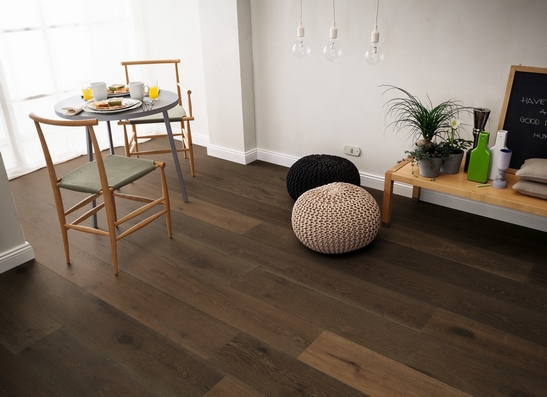 Klassisches Wohnzimmer in Weißtönen: Elegantes dunkles Holzparkett