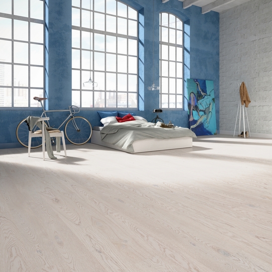 Minimales, modernes Schlafzimmer im Industriestil, weißes Naturholzparkett