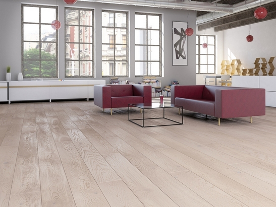 Séjour chic : parquet chêne blanchi et tons beige-blanc.