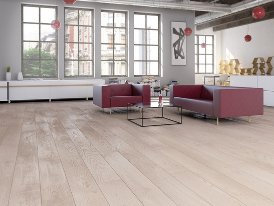 Elegantes Wohnzimmer: Gebleichtes Eichenparkett und weiße Beigetöne