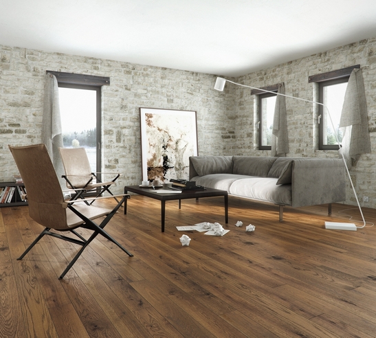 Soggiorno classico: toni grigio e bianco, parquet rovere spazzolato scuro elegante