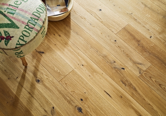 Petit séjour vintage, parquet chêne rustique.