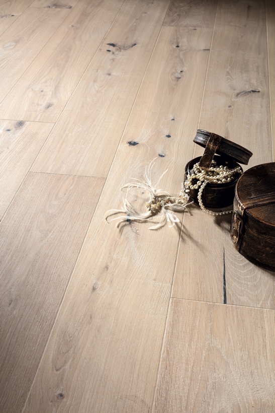 Chambre moderne et élégante, parquet en bois naturel beige, style vintage.