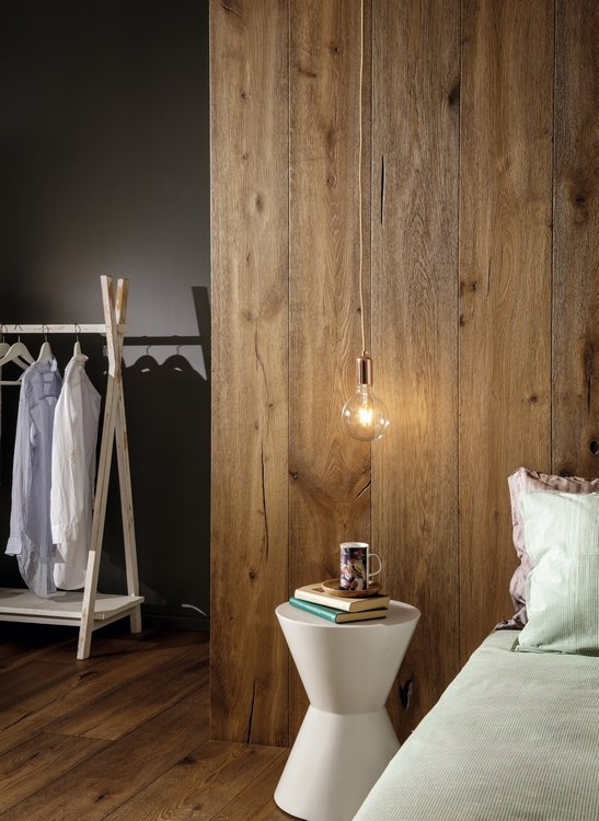 Chambre moderne, parquet et carrelage mural en bois brun, rustique et minimaliste.