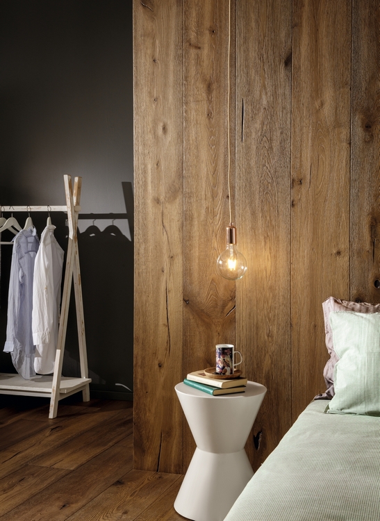 Modernes Schlafzimmer, braunes Parkett am Boden und an derWand, rustikal und minimalistisch
