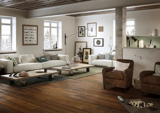 Elegantes Wohnzimmer: Dunkles Eichenparkett für einen rustikalen Touch