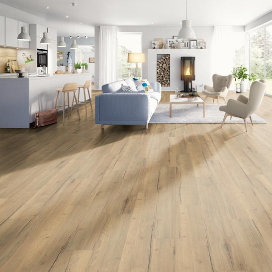 Moderne offene Küche mit Wohnzimmer in weißer Holzoptik