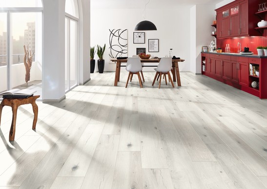 Cucina moderna lineare con pavimento effetto legno bianco