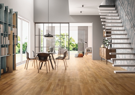 Séjour moderne ouvert : parquet chêne brossé et tons de blanc pour une touche classique.