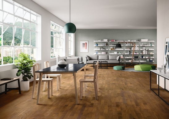 Séjour ouvert moderne dans des tons de blanc, parquet chêne brossé.