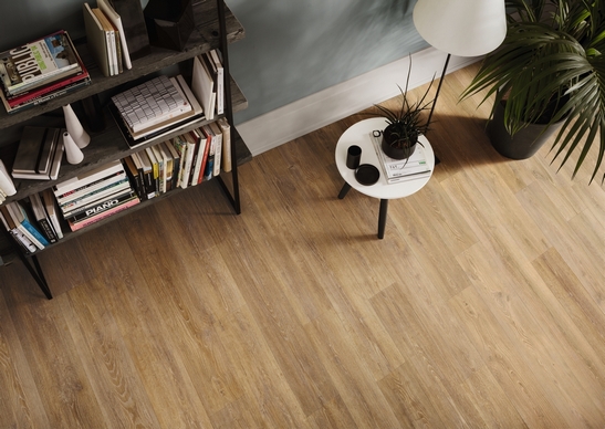 Helles, modernes Wohnzimmer: Laminatboden in Naturholzopitk