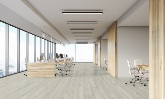 Modernes Arbeitszimmer mit Laminatboden in Holzoptik