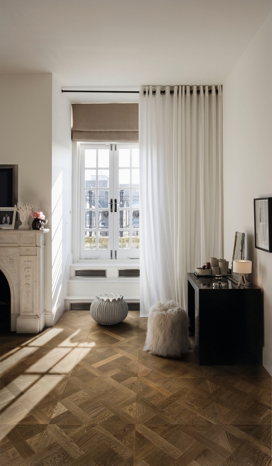 Séjour classique, parquet en chêne en panneaux et tons de blanc pour un séjour de luxe.