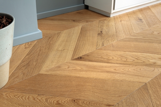 Séjour classique aux tons bleus, parquet en chêne point de Hongrie chic.