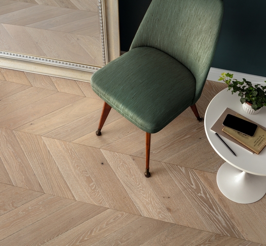 Soggiorno classico, parquet a spina ungherese, toni del verde per un tocco elegante