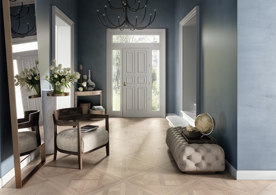 Séjour classique, parquet en panneaux de luxe et tons bleus.