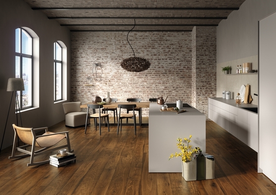 Cucina rustica industriale open space. Parquet in legno naturale e stile moderno