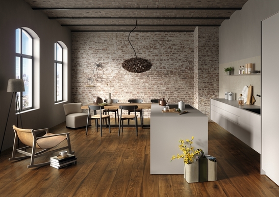 Rustikale offene Industrieküche. Parkett aus Naturholz und moderner Stil