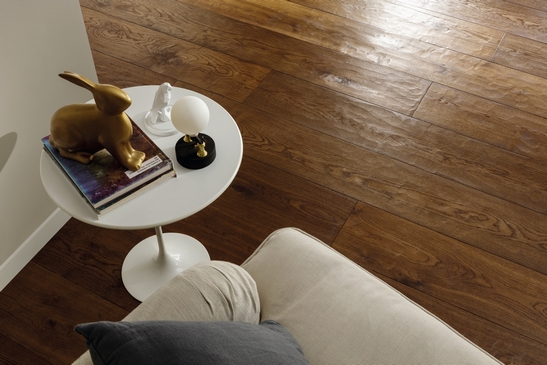 Séjour classique de luxe, parquet en bois vieilli foncé élégant.