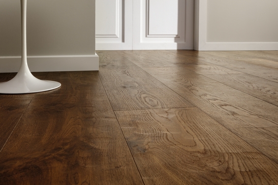 Séjour classique gris, parquet effet bois vieilli foncé chic.