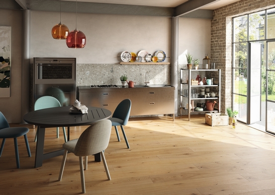 Cuisine moderne linéaire imitation bois et pierre pour un style rustique.