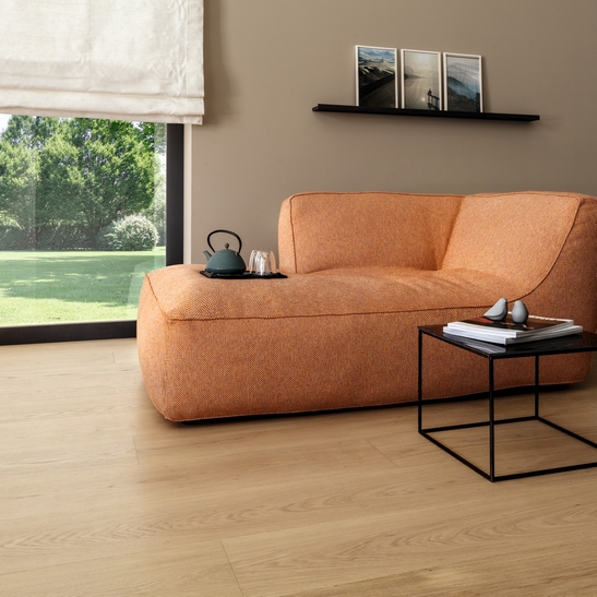 Minimal living room: natural parquet and shades of beige for a Modern touch