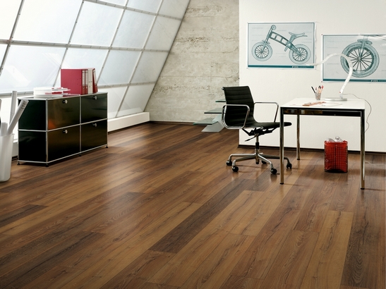 Bureau moderne, sol stratifié effet bois brun pour une touche industrielle.