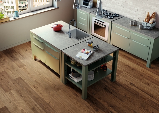 Petite cuisine moderne avec îlot central : pierre et bois pour une touche rustique.