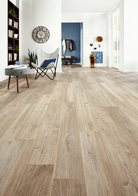 Modern living room: white wood-effect laminate flooring and blue tones