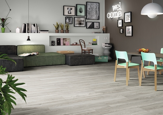 Soggiorno moderno, pavimento laminato effetto legno grigio