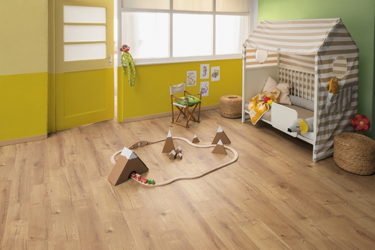 camera da letto moderna, pavimento in laminato effetto legno beige