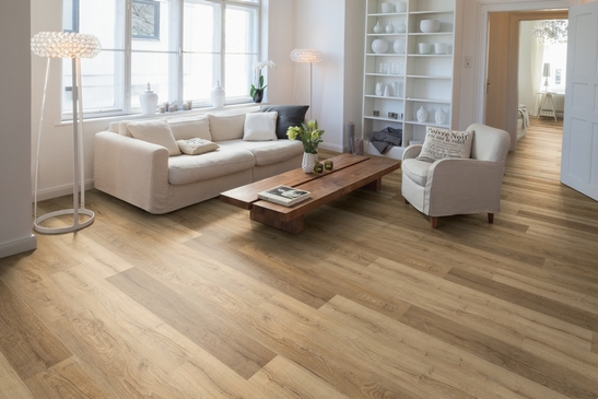 Soggiorno classico sui toni del bianco, pavimento laminato effetto legno naturale elegante