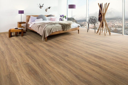 Minimales, modernes Schlafzimmer, rustikaler Laminatboden mit dunkler Holzoptik im Shabby Stil