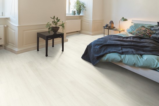 Modernes Schlafzimmer mit Boden in Holzoptik in hellen Tönen für einen eleganten Hauch