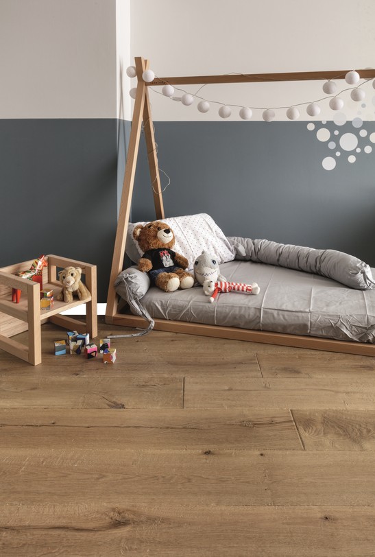 Shabby Schlafzimmer mit Boden in Holzoptik mit Beige- und Blautönen