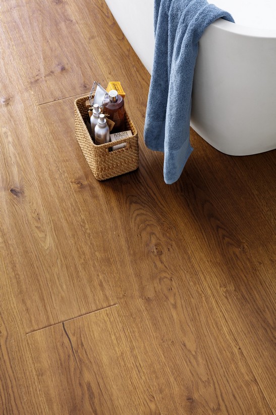 Modernes Badezimmer mit Badewanne und Boden aus Holz Braun